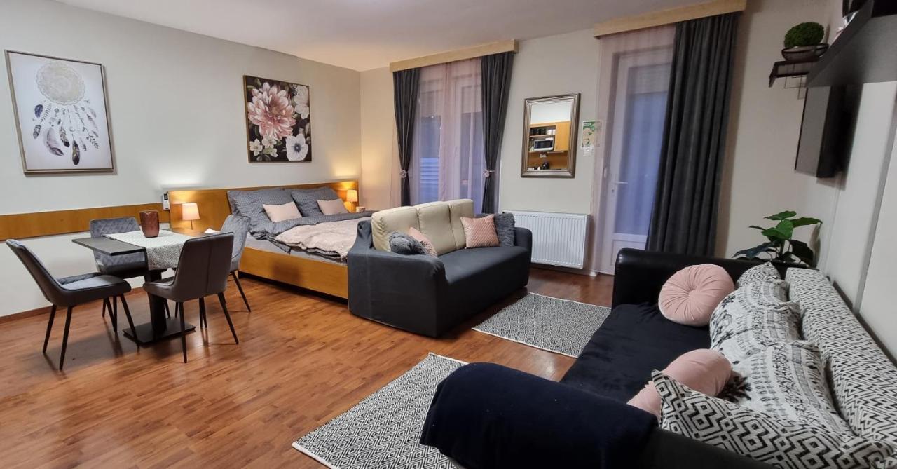 Relax Wellness Studio Hajdúszoboszló Apartamento Exterior foto