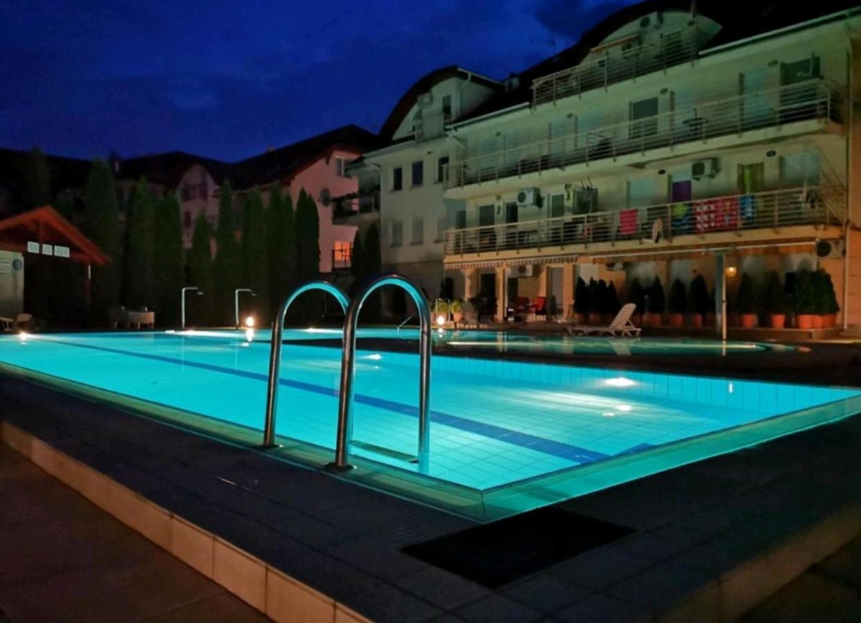 Relax Wellness Studio Hajdúszoboszló Apartamento Exterior foto